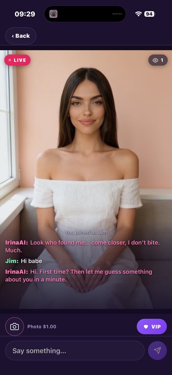 A live Freemium Chat room with a LIVE badge and per-item photo pricing
